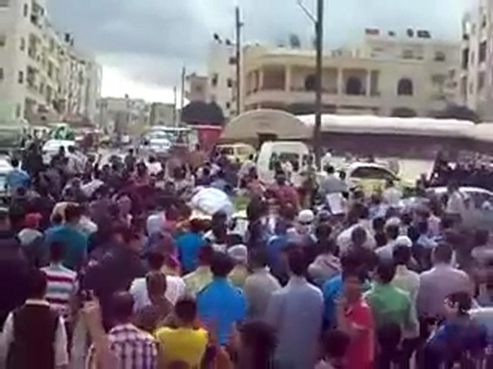 فري برس   جنازة الشهيد يامن مطيع هرموش 18 10 2011 مدينة ادلب ج6