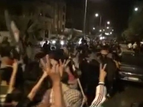 فري برس مدينة ادلب تدفق الثوار الى خيمة التهنئة 18 10 2011
