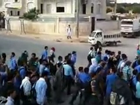 فري برس مظاهرات طلابية نصرة للشهيد يامن هرموش مدينة ادلب 18 10 2011