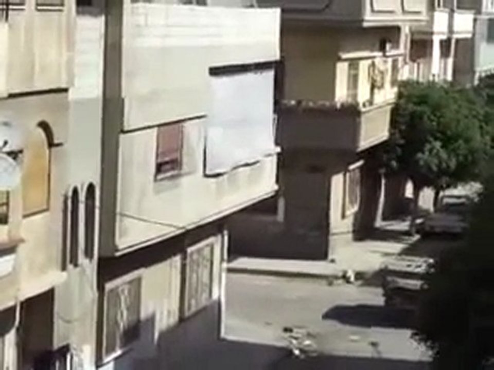 فري برس   حمص حي جب الجندلي إطلاق النار من بي م بي على المصلين ومشيعين الجنائز 19 10 2011 ج1