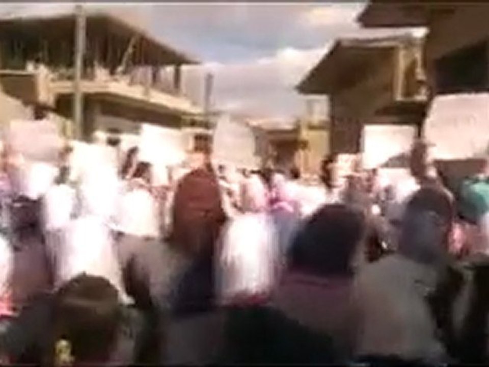 فري برس   الحولة مظاهرة طالبات إحدى المدارس الثانوية و هي تهتف ما منحبك ما منحبك ارحل عنا انت وحزبك 19 10 2011