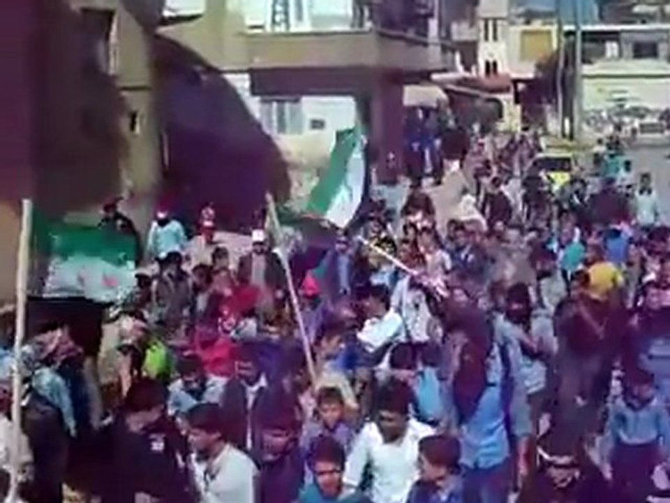 فري برس   مدينة ادلب مظاهرة طلابية اربعاء ادلب الشهامة 19 10 2011 ج2