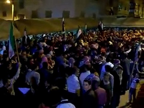 فري برس مظاهرة مسائية مدينة ادلب 18 10 2011 امام منزل الشهيد يامن ج2