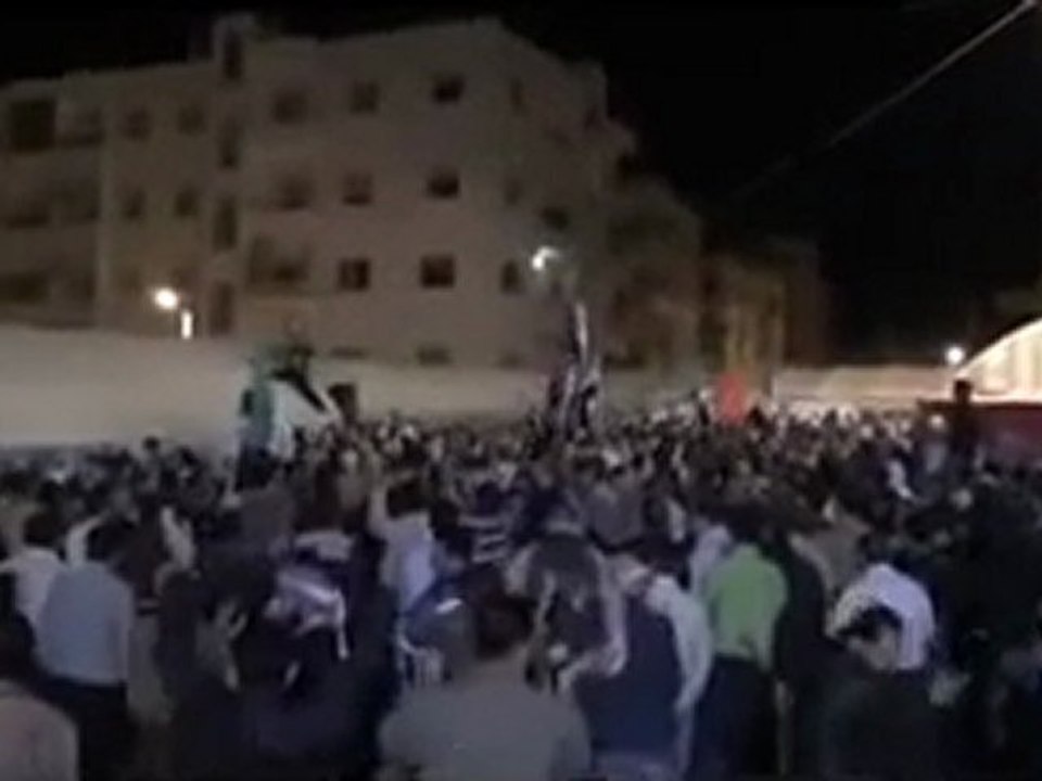 فري برس   ادلب   اهانة تمثال المقبور حافظ الاسد 19 10 2011