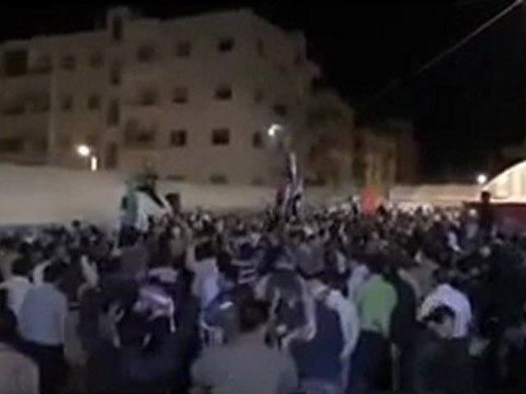 فري برس ادلب اهانة تمثال المقبور حافظ الاسد 19 10 2011