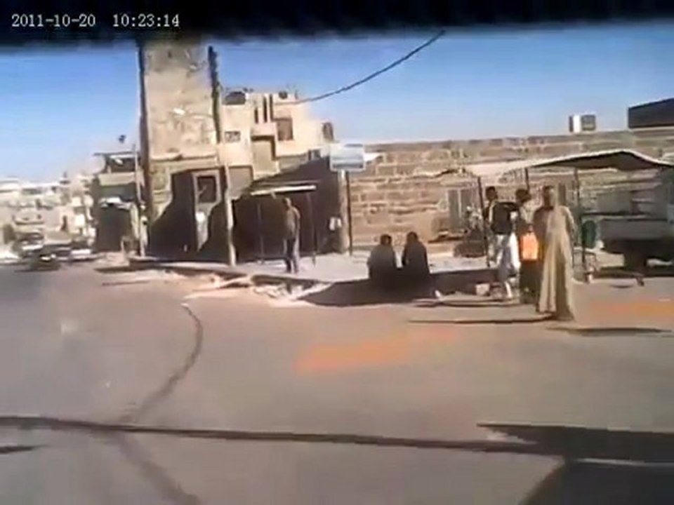 فري برس   درعا البلد اضراب عام ولا تزال الحواجز والدبابات منتشرة بين الحارات 20 10 2011 ج2