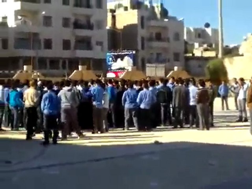 فري برس   إدلب   مظاهرة طلابية مدرسة المتنبي 20 10 2011 جـ2