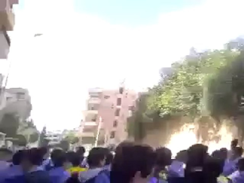 فري برس   حماة  حي غرب المشتل مظاهرة طلابية 20 10 2011