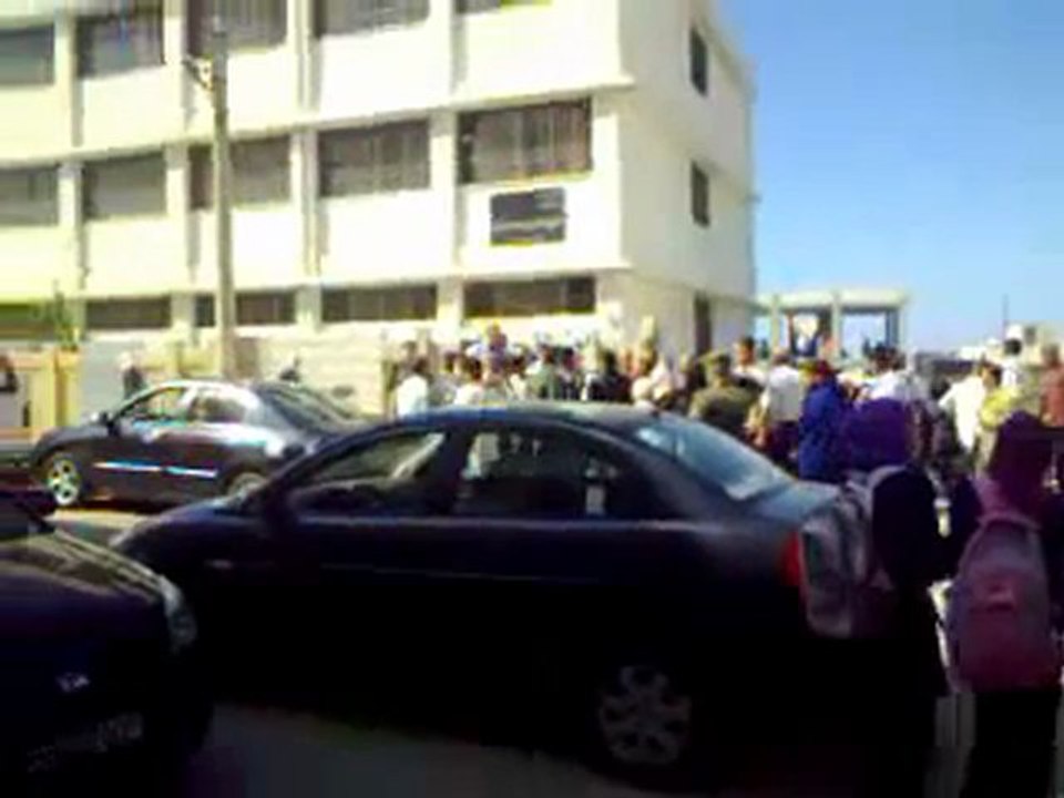 فري برس   محاصرة الامن لمدرسة عماد عرنوق واقتحامها   بانياس 20 10 2011