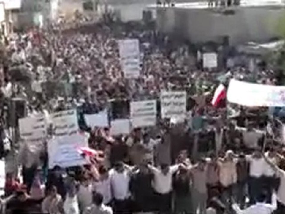 فري برس   حمص    دير بعلبة   الحشود تتجمع رغم المحاولات الفاشلة لتفريقها 21 10 2011