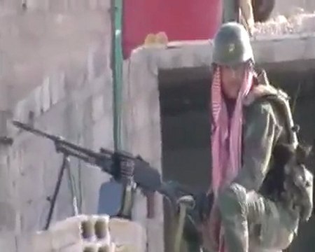 فري برس سقبا ريف دمشق رشاش مع جندي أعلى أحد أسطح المباني 21 10 2011