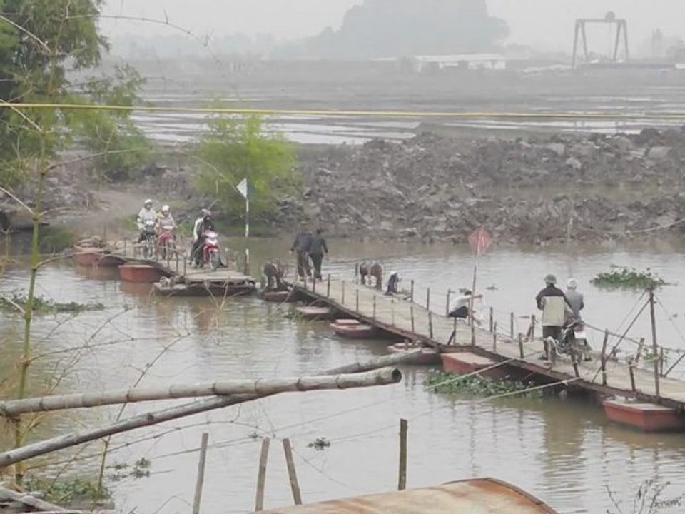 VIETNAM.Ninh Binh.Passerelle très rustique sur un canal.