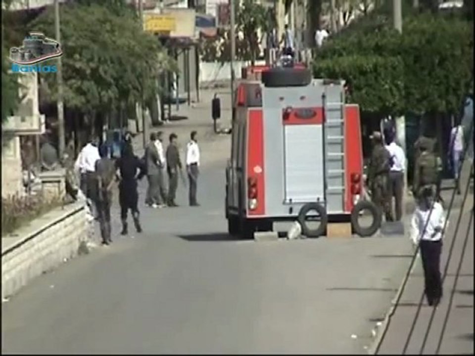 فري برس   بانياس محاصرة الامن والشبيحة لجامع ابو بكر 21 10 2011