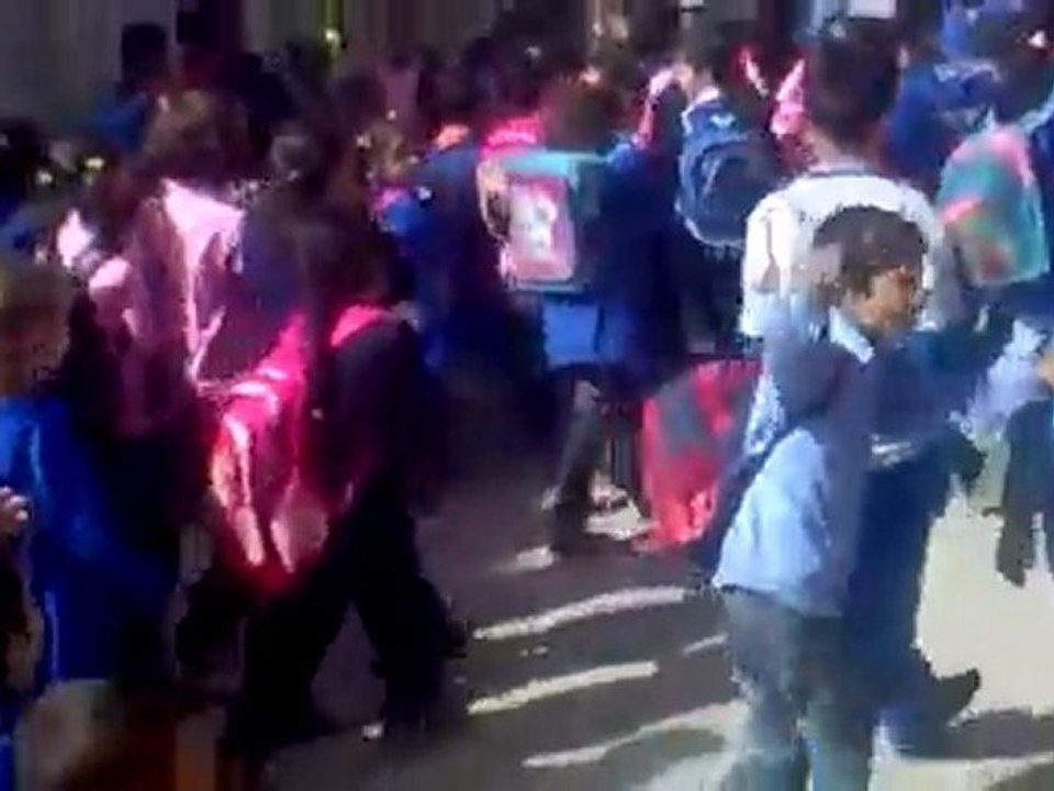 فري برس   حمص الحولة مظاهرة عفوية لتلاميذ` المدارس و هم يهتفون ما بنركع إلا لله 23 10 2011