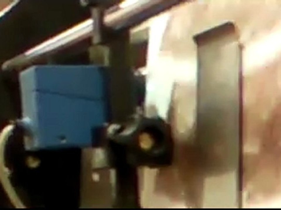 Trio Motion ile kağıt bardak kesme makinesi.