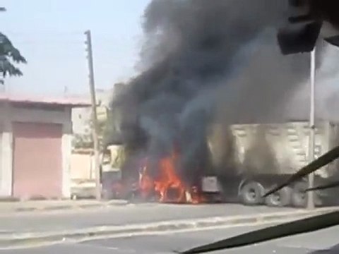 فري برس حمص دير بعلبة قصف شاحنة من قبل عصابات الاسد 23 10 2011