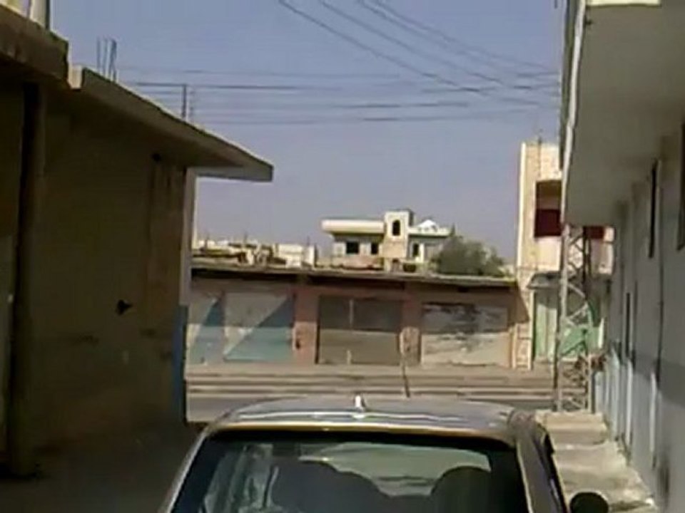 فري برس   حمص دير بعلبة لحظة دخول الدبابات قبل قصف الشاحنة 23 10 2011