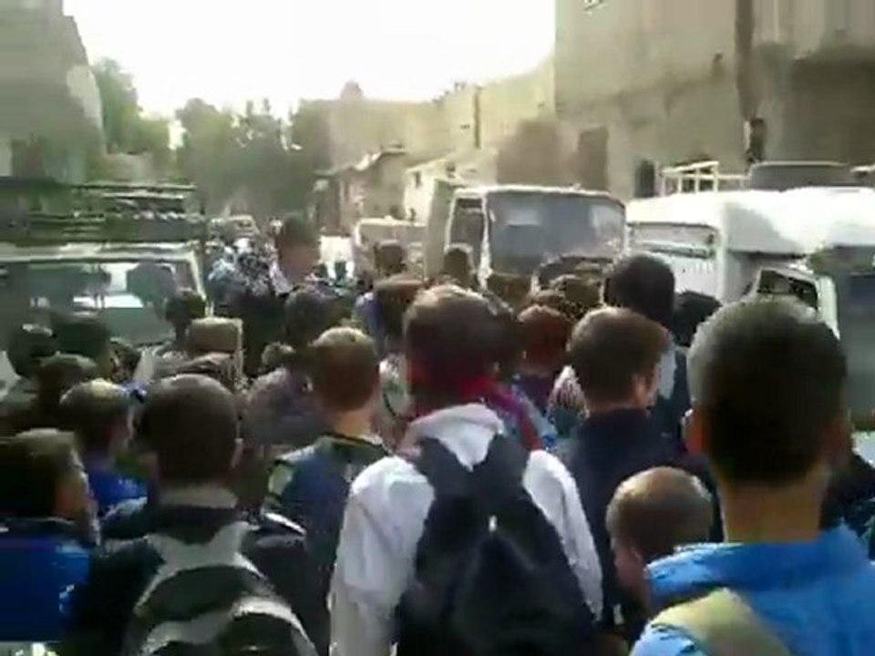 فري برس   خرجت مظاهرة طلابية قي حي القدم الاثنين بعد انتهاء الدوام وهتف طلاب القدم الأحرار باسقاط النظام ونصرة لحمص الأبية التي تتعرض لمجزرة