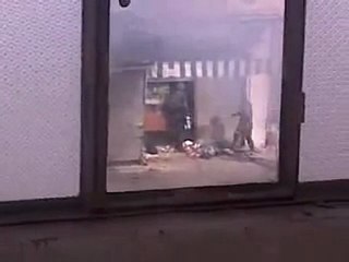 فري برس   حمص ديربعلبة مقطع يظهر كيف شبيحة الاسد تسرق المحال التجارية 24 10 2011