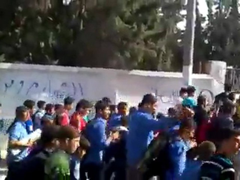 فري برس   ادلب سراقب انتفاضة الطلاب الاحرار للمطالبة باسقاط النظام 25 10 2011