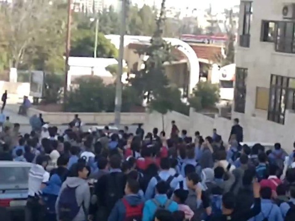 فري برس   إدلب    مظاهرة طلابية   ثانوية المتنبي 25 10 2011