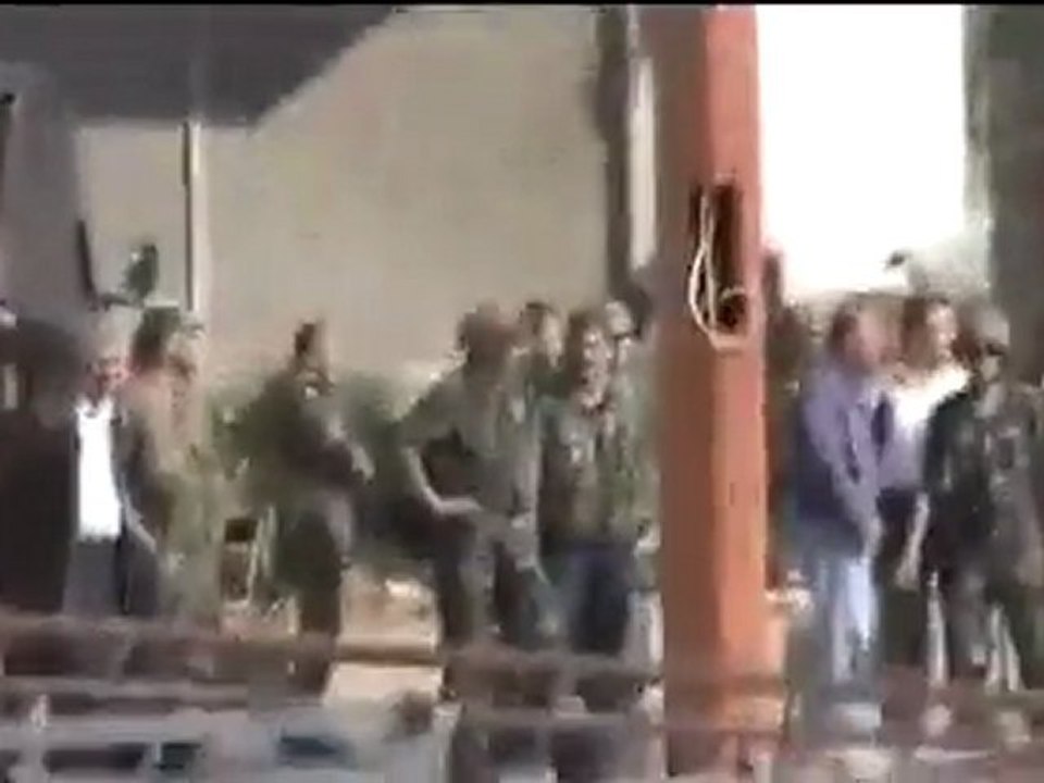 فري برس   درعا الصنمين اقتحام عصابات الاسد المدينة واطلاق نار على المتظاهرين لفك الاضراب والعصيان المدني 25 10 2011