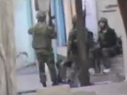 فري برس حمص باب السباع شبيحة الاسد بحماية جيشه 25 10 2011