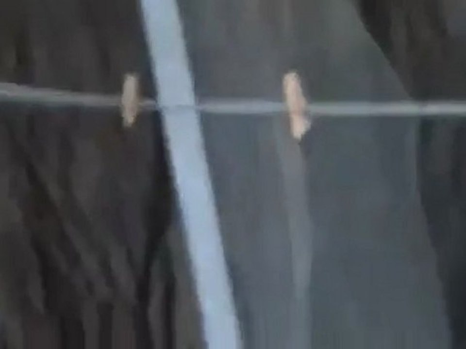 فري برس   حمص كرم الزيتون قصف الحي بالدبابات و آثار القذائف المسمارية على أحد االمنازل 25 10 2011