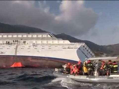 Isola del Giglio - Costa Concordia - VVF avvicinamento nave