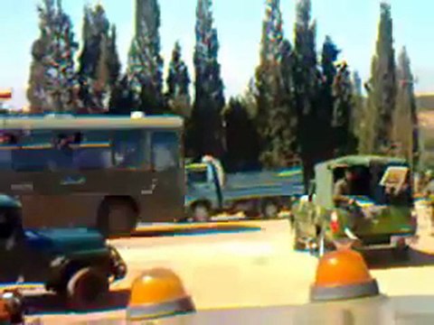 فري برس الجيش الأسدي اللواء 134 دبابات وهو متوجه نحو دمشق للمسيرة المؤيدة العفوية ويرتدي الزي المدني ويحمل اللافتات 26 10