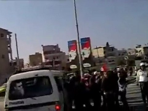 فري برس اللاذقية الباصات التي جلبت المؤيدين من القرى 27 10 2011 ج3