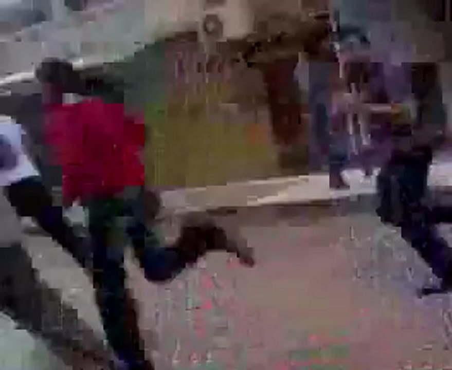 فري برس   اطلاق نار على المتظاهرين في حي الغوطة حمص جمعة الحظر 28 10 2011