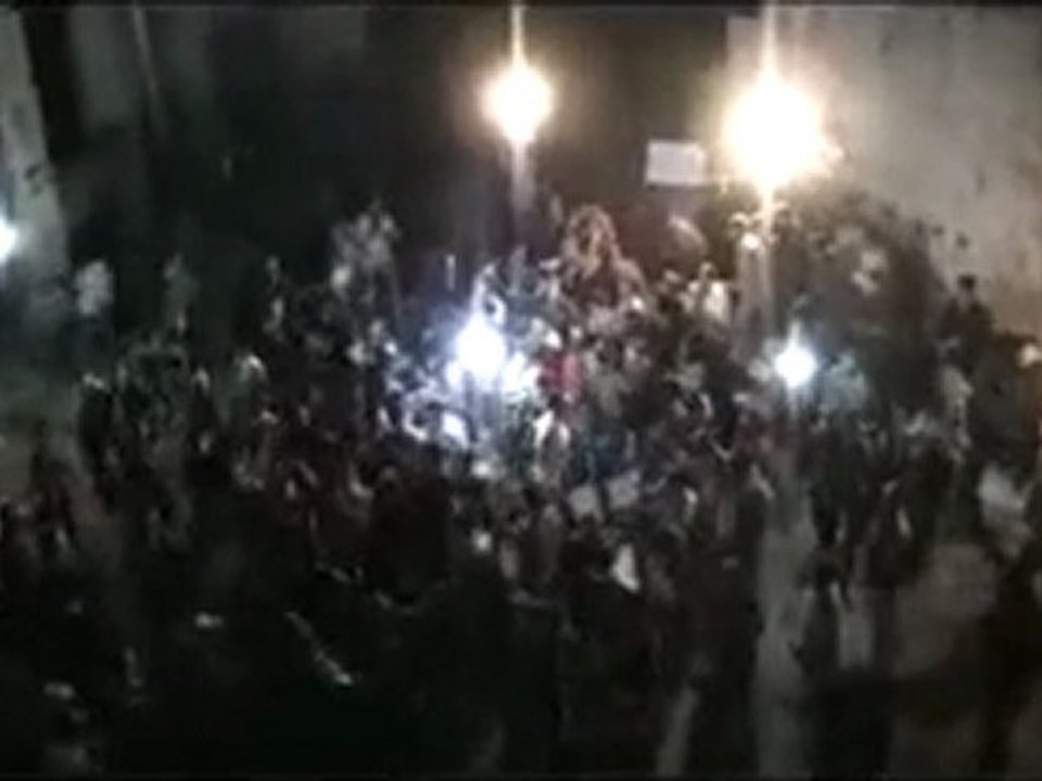 فري برس   حمص الحولة مظاهرة مسائية تتحدى رصاص الجيش الأسدي و شبيحته و يظهر فيها الرصاص المتفجر الذي يصيب خزان المياه المجاور للمتظاهرين 29 10 20