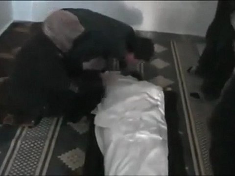 فري برس حمص بابا عمرو الشهيد محمود جنيد وامه تبكيه الله الله يا عرب 29 10 2011