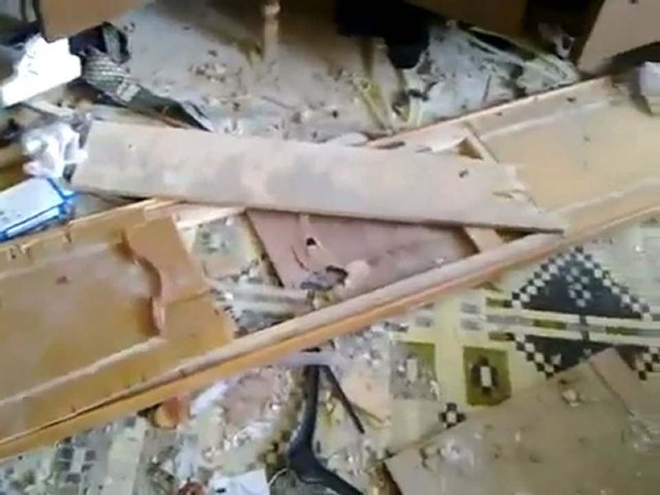 فري برس   حمص   بابا عمرو   أثار القصف على المنازل الأمنة  30 10 2011