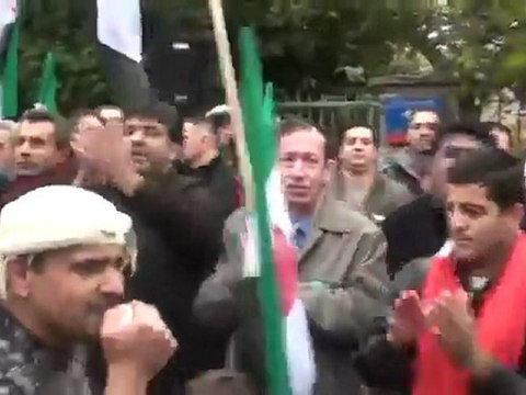 فري برس مظاهرة امام السفارة السورية في بولونيا 10 30 2011