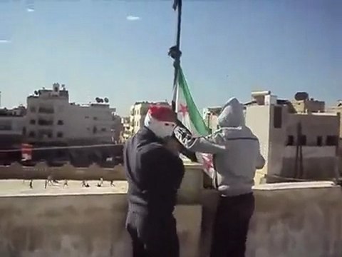 فري برس ادلب رفع علم الاستقلال فوق مدرسة المتنبي 31 10 2011