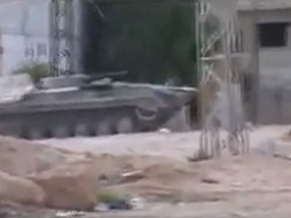 فري برس   حمص تلبيسة المحتلة   حواجز الجيش وسط المنطقة 31 10 2011