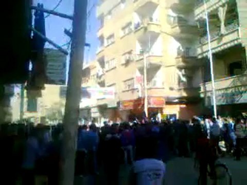 فري برس ديرالزور مظاهرة طلابية رد على مسيرة التايد قبل التحام المظاهرتين الموئية والموالية وقبل اطلاق النار واصابة ابن بطاح 1 11 2011