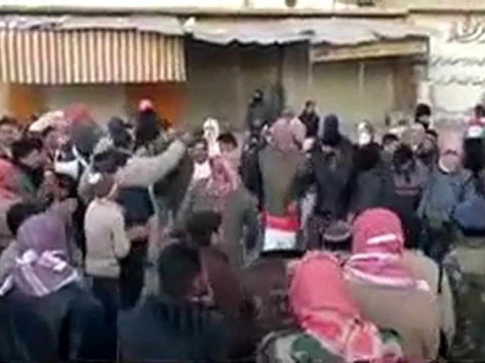 فري برس   حلب مارع أبطال مارع يتظاهرون أمام باص الأمن 2 11 2011