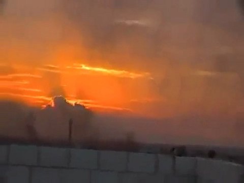 فري برس حمص بابا عمرو تصاعد اعمدة الدخان من المنازل جراء قصف عصابات الاسد للمدنيين 2 11 2011