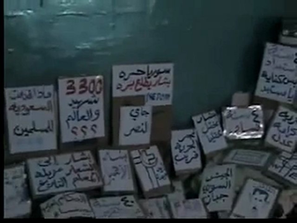 فري برس   حمص ورشة تحضير لافتات المظاهرات    احفاد خالد بن الوليد 3 11 2011