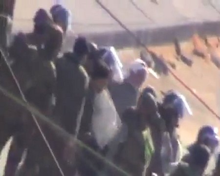 فري برس محاصرة الامن والشبيحة للجامع العمري يدرعا البلد في جمعة الله أكبر على من طغى وتجبر 4 11 2011