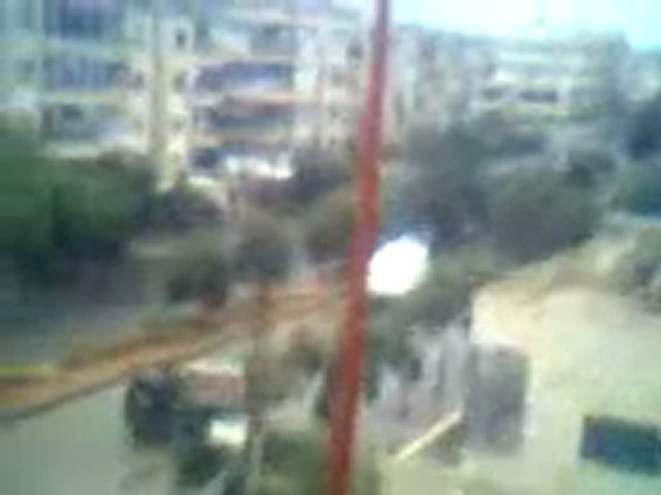 فري برس   حماة   قوات الامن و الشبيحة تطلق النارعشوائيا 4 11 2011