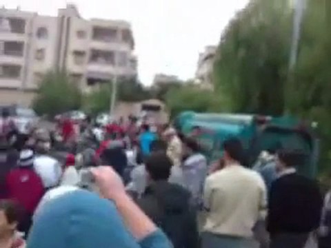 فري برس حماة حي الكرامة جمعة الله اكبر مظاهرة لاحرار الحي وقدوم الامن لقمعها 4 11 2011