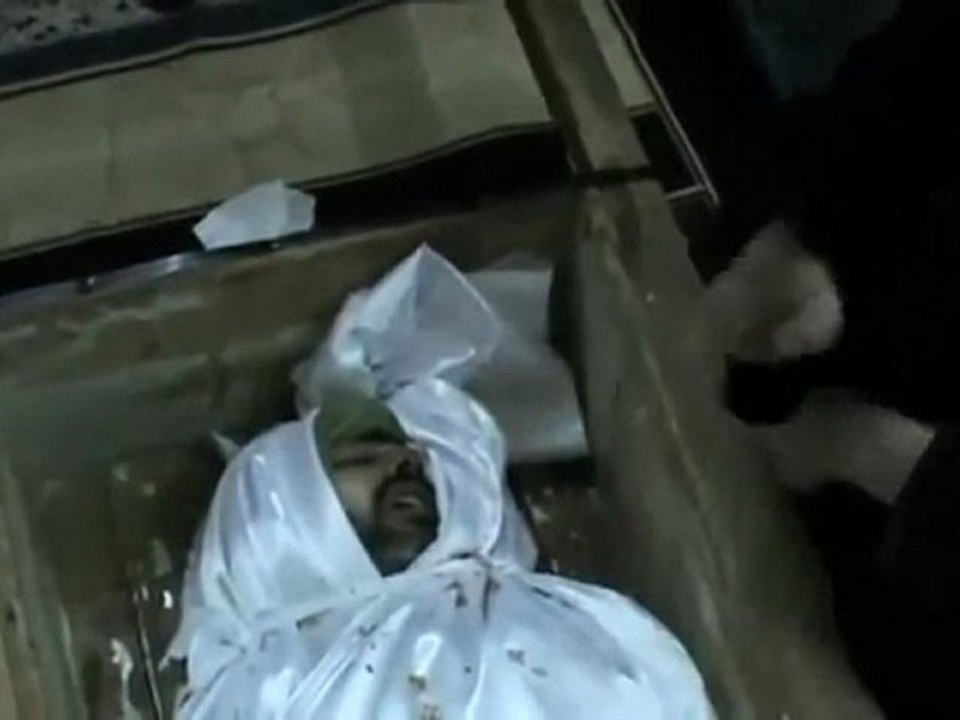 فري برس   حمص حي الخالدية ‫تكفين الشهيد فراس نشيوتوي‬ 5 11 2011