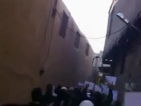 فري برس مظاهرة نسائية تطالب الأفراج الفوري عن المعتقلات التي تم اعتقلهم يوم الجمعة من جانب سوق الحميدية وطالب بحظر جوي واعدام الرئيس 5 11 2011