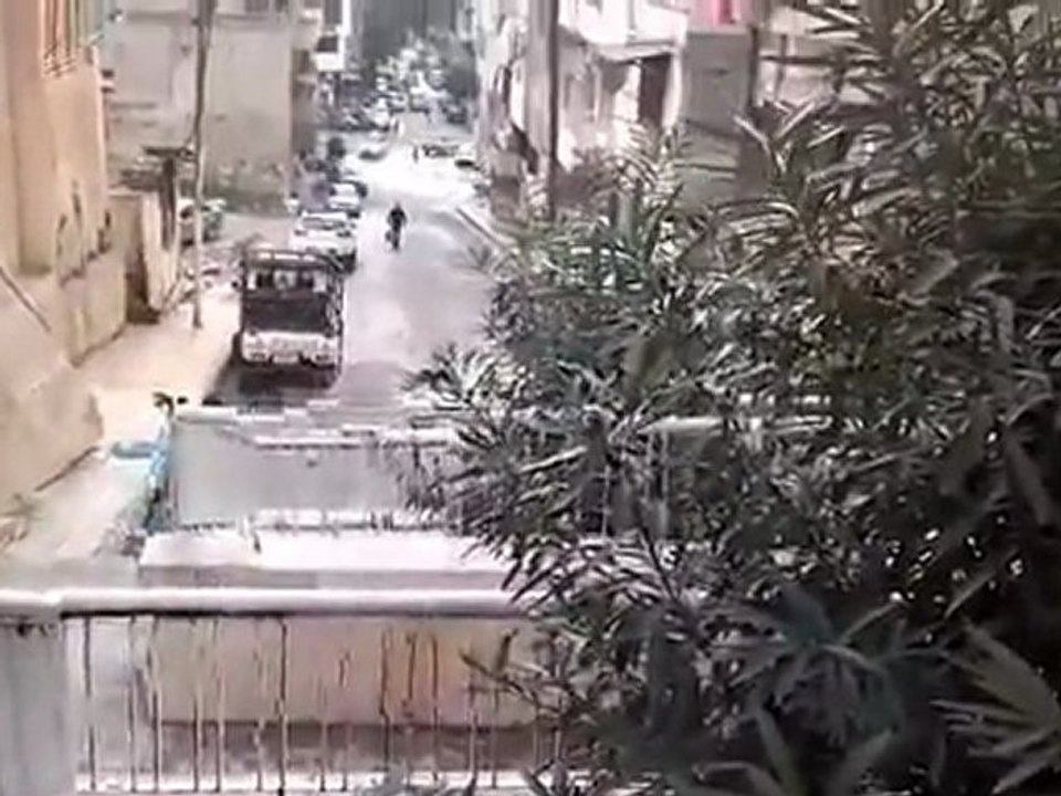 فري برس   اللاذقية   شباب التغيير يرمون بكرات اسقاط النظام  5 11 2011