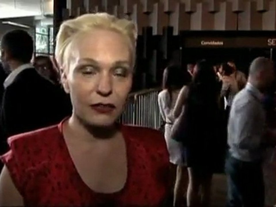 Rosie Huntington-Whiteley struts in Brazil