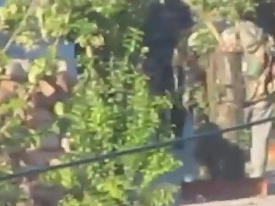 فري برس   حماة دوار المحطة انتشار الامن قبل صلاة العيد 6 11 2011